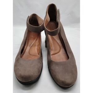 Clarks Women Claribel Fame Pump Size 11M Wedge Heel Perforated Tan Brown Suede